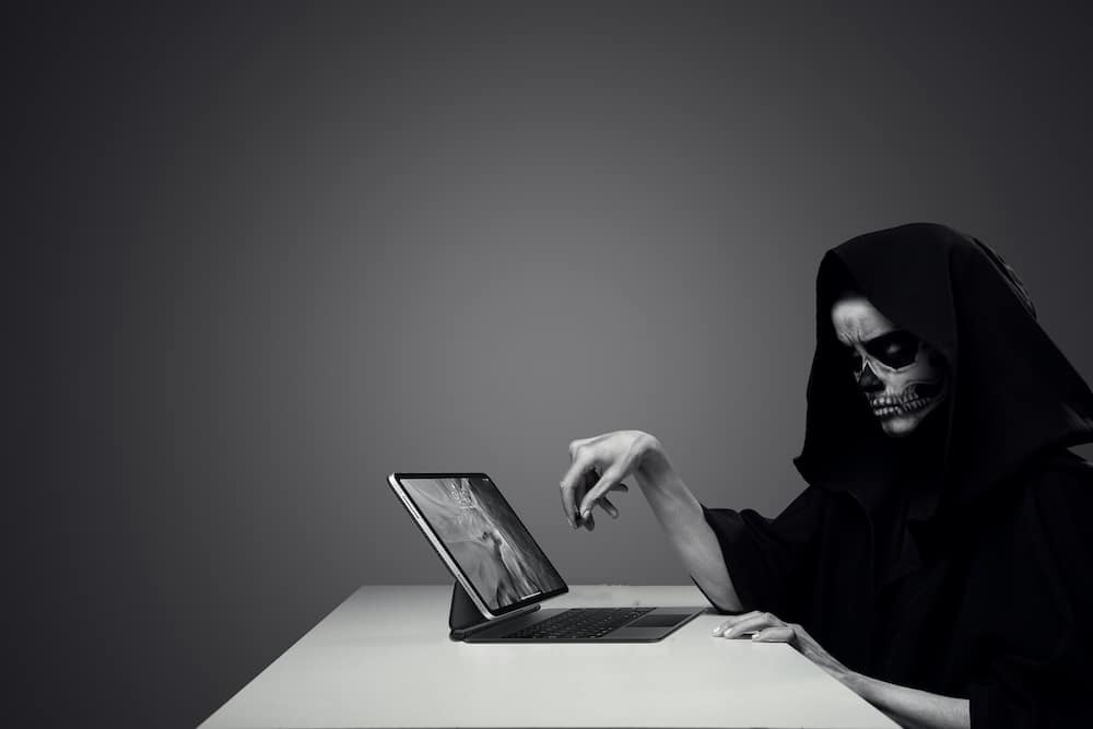 death-at-desk-with-computer